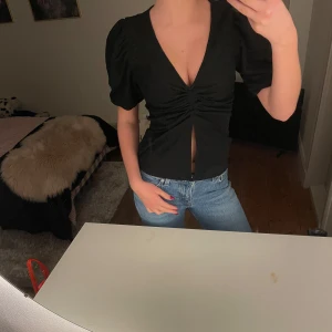  topp/tröja  - Säljer en snygg topp/ tröja från BikBok i storlek S helt oanvänd!