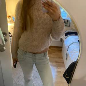 Mysig ljus rosa/beige stickad tröja. Perfekt för kyliga dagar med sin varma och bekväma passform. Långärmad och enkel att matcha med jeans eller kjol . Har en liten fläck på magen som inte är så synlig som syns på bilden 🤍