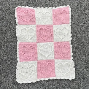 Babyfilt - Virkad babyfilt med hjärtan🩷 Gjord i 100% akryl. 45x60 cm