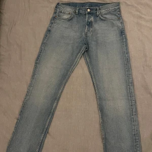 Ljusblåa Weekday ”Pine” jeans 29x30 - Ljusblåa jeans från Weekday i modellen ”Pine”. Mycket bra skick, storlek 29x30.