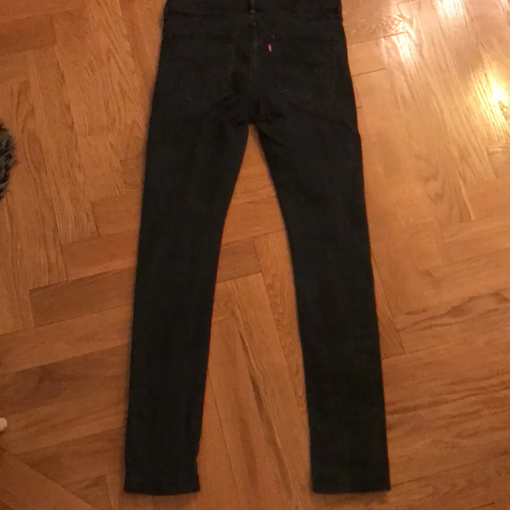 Säljer ett par svarta Levi's jeans i bra skick. De har en slim passform och är perfekta för både vardag och fest. Klassisk design med fem fickor och knappgylf. Passar till alla säsonger och är ett måste i garderoben! Priset kan diskuteras.. Jeans & Byxor.