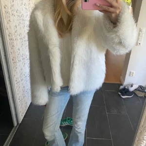Vit pälsjacka - Säljer en supermysig vit pälsjacka som är perfekt för kyliga dagar. Jackan har en fluffig och lyxig känsla, med långa ärmar. Passar allt från s-l beroende på hur man vill den sitter. Den är i mycket bra skick och passar perfekt till både vardag och fest. Perfekt för höst och vinter!💗