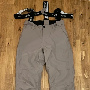 Täckbyxa från Five Seasons Nyskick - Snowboardbyxa från Five Seasons säljes!  Vind och vattentäta. 100% stretch för skidbacken.  Använd ett fåtal gånger och i nyskick.   Nypris 1800kr