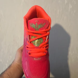 lamelos rick and morty - lamelos rick and morty, storlek 44, kommer med box, oanvända, väldigt bekväm, skriv om du vill ha mer bilder på skorna/boxen