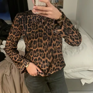 Leopard tröja - Såååå snygg!! Tråden har gått upp i nedre kant fram på tröjan men går att sy eller sprätta upp på bakre kant💞💞