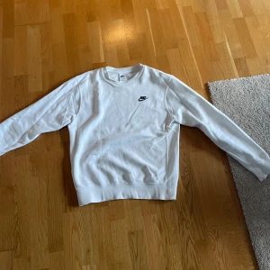 Vit sweatshirt från Nike - Säljer min vita sweatshirt från Nike. Storleken är xs. Jag säljer den för att den ibte passa mig längre. Nypris är 550kr. Tveka inte på att skriva om ni har några frågor 