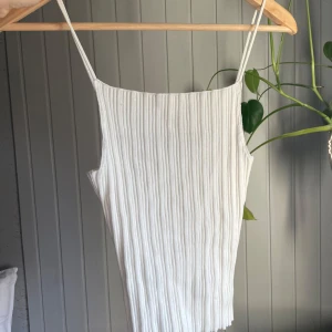 Söt vit topp - Jättesöt vit topp! Den är superskön men tyvärr har den blivit för liten för mig. Tveka inte på att ställa frågor! 