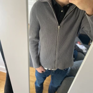 Grå fullzip  - Säljer en fullzip från ljung i storlek M perfekt för kallare väder