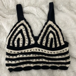 Svart och vit randig topp från Gina Tricot - Säljer en snygg svart och vit randig topp från Gina Tricot i storlek S. Den är i mycket bra skick och passar både till vardags och fest. 🌸