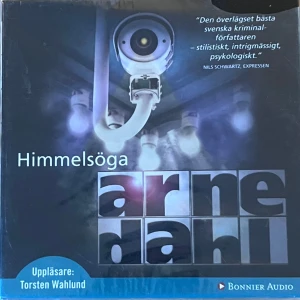 Himmelsöga - Detta är en ljudbok av Arne Dahl, 'Himmelsöga', uppläst av Torsten Wahlund. Boken är en del av serien om A-gruppen och handlar om en övervakningskamera som fångar ett rån i en juvelerarbutik. Spänning och intriger väntar när A-gruppen ställs inför en ny brottslighet. Perfekt för dig som älskar kriminalromaner! Vi diskuterar priset 