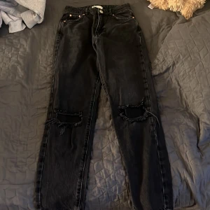 Svarta jeans❤️ - Svarta jeans från Gina i storlek 32 som är öppen vid knäna ❤️