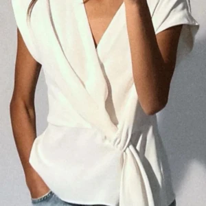 Vitblus från Zara  - Populära zara toppen använd kanske 4 gånger 