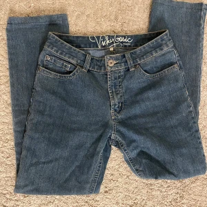 Blå jeans från Vicky Basic - Säljer ett par klassiska blå jeans från Vicky Basic. De har en normal passform och är perfekta för vardagsbruk. Jeansen har en knapp och dragkedja framtill samt fem fickor. De är i bra skick och redo för en ny ägare!