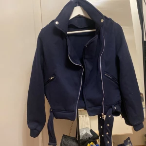 Mörkblå jacka med dragkedja - Använd 2 gånger! Säljer pga flytt! Passar 34&36