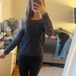 Tun svart tröja ❤️ - En jätte fin svart tröja med ett inbyggt linne så det är inte genomskinligt!❤️ perfekt till fester och är nästan oanvänd ❤️