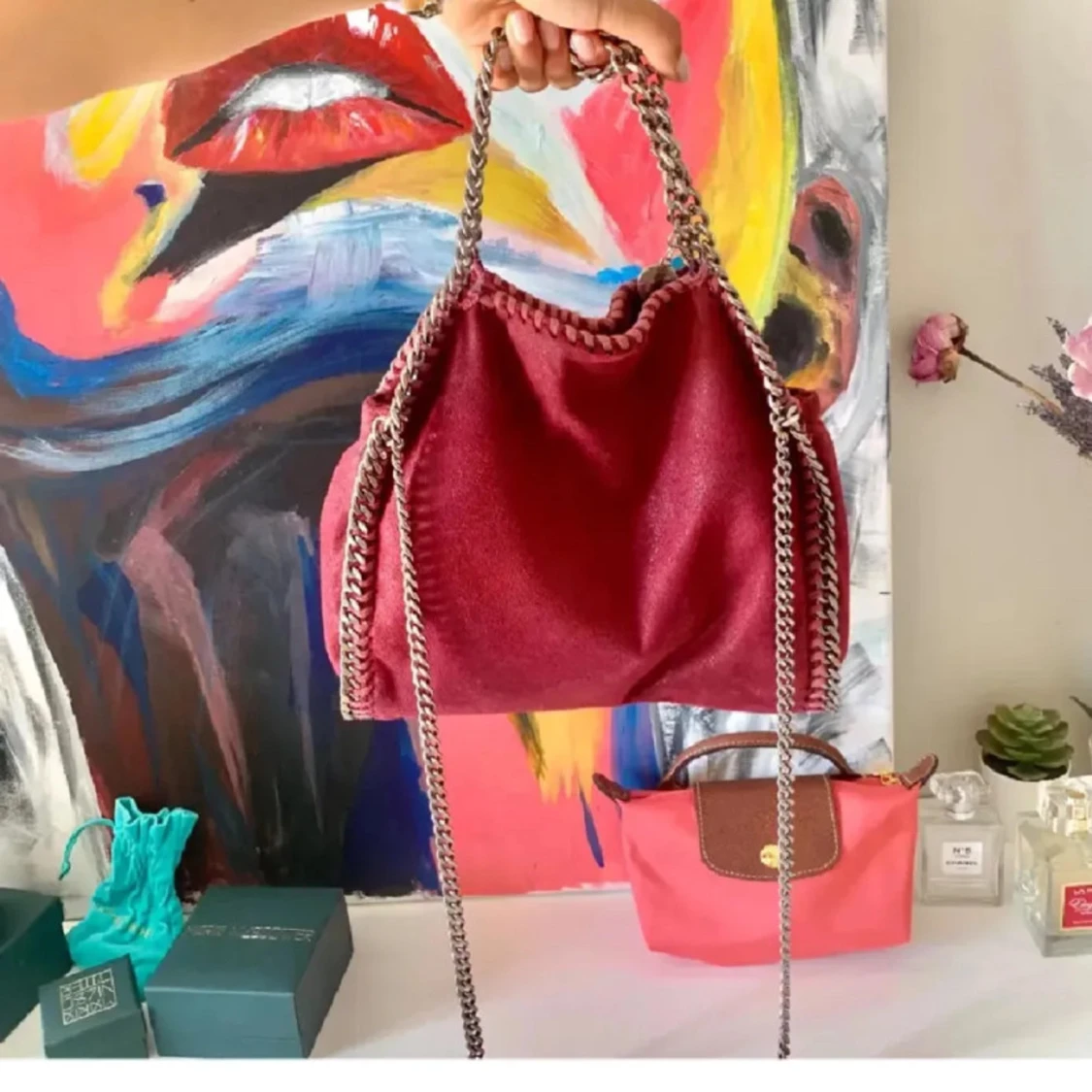 Röd axelväska med kedjedetaljer