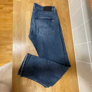 Blå jeans från Replay - Säljer ett par snygga blå jeans från Replay i modellen Grover. De har en straight fit och är i mycket bra skick. Perfekta för både vardag och fest! 🕺inga defekter 
