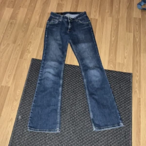 Lee  - Säljer ännu ett par snygga lee jeans som inte passar mig tyvärr 😔 köpt för 700kr på Sellpy!❤️ vill att någon annan kan ta hand om jeansen och äga dom istället ❤️ skriv för mer info hörni, så ska jag svara så aning som jag kan💕 pussss