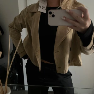 Croppad jacka - Croppad jacka från Zara, tunt material!! Helt ny med prislapp. Nypris ca 870:-