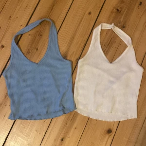 Ribbad halterneck topp från Bik Bok - Två snygga ribbade halterneck toppar från Bik Bok i storlek S. En i ljusblå och en i vit, perfekta för sommardagar. Superbra skick, säljer en för 150kr eller bägge för 200+ frakt🌸