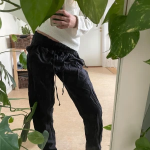 Svarta linnebyxor  - Säljer ett par svarta linnebyxor från hm. Mycket bra skick, endast använd ett fåtal gånger. Perfekta till sommaren! Super skrynkliga på bilden då dem är torktumlade, men blir mycket snyggare när dem är strykta🤗