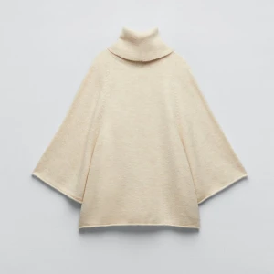 Beige stickad poncho - Säljer en supermysig beige stickad poncho med polokrage. Från Zara, använd fåtal gånger. 