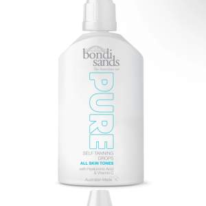 Bondi Sands Pure Self Tanning Drops är perfekta för alla hudtoner. De innehåller hyaluronsyra och vitamin C för en återfuktande och lystergivande effekt. Flaskan är stilren och vit med turkos text, vilket ger en fräsch känsla. Perfekt för att få en solkysst look året runt! Inprincip hela produkten kvar!