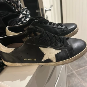 Golden goose svarta - Svarta golden goose med lite slitning på sulan men går lätt att fixa. Passar 42-43. Skriv vid funderingar.