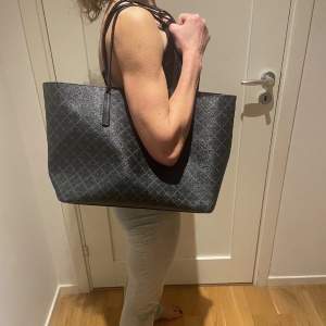 En jätte snygg Malene Birgir tote bag, med ett nypris på ca 3000 kr. Väskan är använd men med mycket liv kvar. Den har några defekter vilket är att handtagsrämen har små defekter, där lädret lossnat lite. Men den funkar precis som den ska och är extremt snygg. Skick 8 av 10. Bara att skriva ifall ni har några frågor, priset är diskuterbart: 