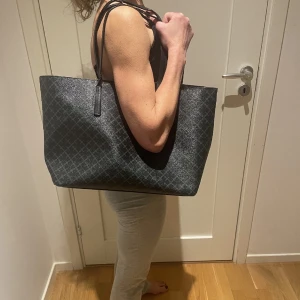 Malene Birgir Tote bag  - En jätte snygg Malene Birgir tote bag, med ett nypris på ca 3000 kr. Väskan är använd men med mycket liv kvar. Den har några defekter vilket är att handtagsrämen har små defekter, där lädret lossnat lite. Men den funkar precis som den ska och är extremt snygg. Skick 8 av 10. Bara att skriva ifall ni har några frågor, priset är diskuterbart: 