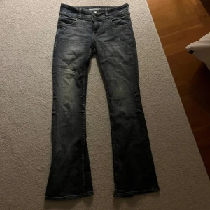 Blå bootcut jeans från Bershka - Fina trendiga bootcut jeans från bershka🥰 jag har dock gjort små hål på insidan av midjan för att kunna justera midjan
