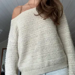 Superfin beige stickad tröja med offshoulder-design. Perfekt för både höst och vår, den är både snygg och mysig, passar till allt!🩷🩷