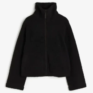 Svart fleecejacka - Mysig svart fleecejacka med dragkedja och hög krage. jättefint skick 🥰 nypris 229kr 