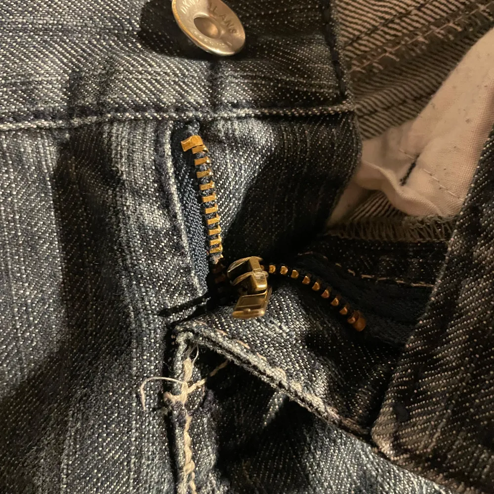 Säljer ett par snygga mörkblåa jeans från DKNY. De har en låg midja och en tight passform som sitter superfint🥰De är använda men i bra skick!      Dragkedjan är trasig, men de är inget som syns när jeansen är på💗Skriv till mig om du har frågor!. Jeans & Byxor.