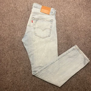 Levis jeans - Säljer ett par klassiska Levi's 502 jeans i ljusblå denim. De har en straight passform och är endast använde ett fåtal gånger och är i mycket bra skick! Nypris ca 1000kr men tveka inte att höra av vid minsta intresse eller fundering!