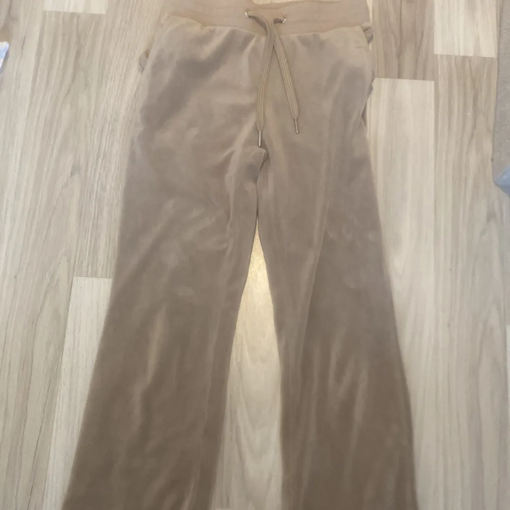 Säljer ett par supermysiga beige mjukisbyxor från Lindex i storlek 152. De har en bekväm resårmidja med snörning och praktiska bakfickor. Perfekta för en avslappnad dag hemma eller på stan. Passar barn i åldern 11-12 år. !!PRIS KAN DISKUTERAS !!. Farkut & Housut.