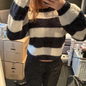 Stickad tröja - Jätte fin stickad tröja från märket Vila, liknar den från design by si❤️