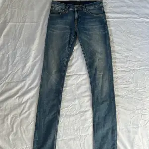 Nudie jeans. Fri från defekter och därmed väldigt bra skick. Perfekta nu inför hösten/vintern. Rabatt vid köp av 2+ plagg. Fraktar alltid inom 24 h efter köp. Mvh!