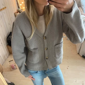 Beige stickad kofta - Mysig beige stickad kofta med knappar framtill och två praktiska fickor. Perfekt för kyliga dagar. I bra kvalitet ❤️❤️