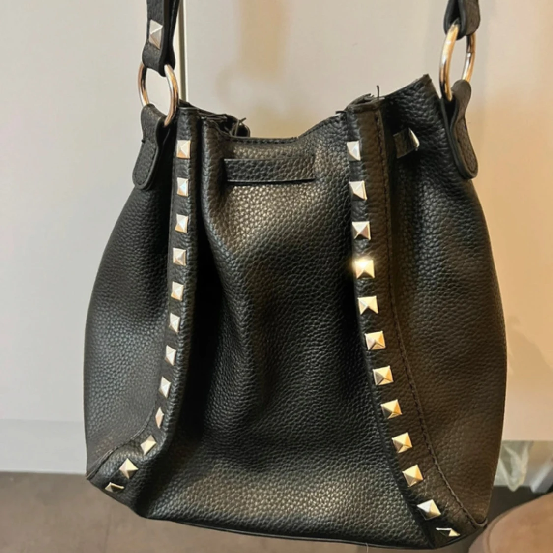 Svart axelväska med nitar - 91