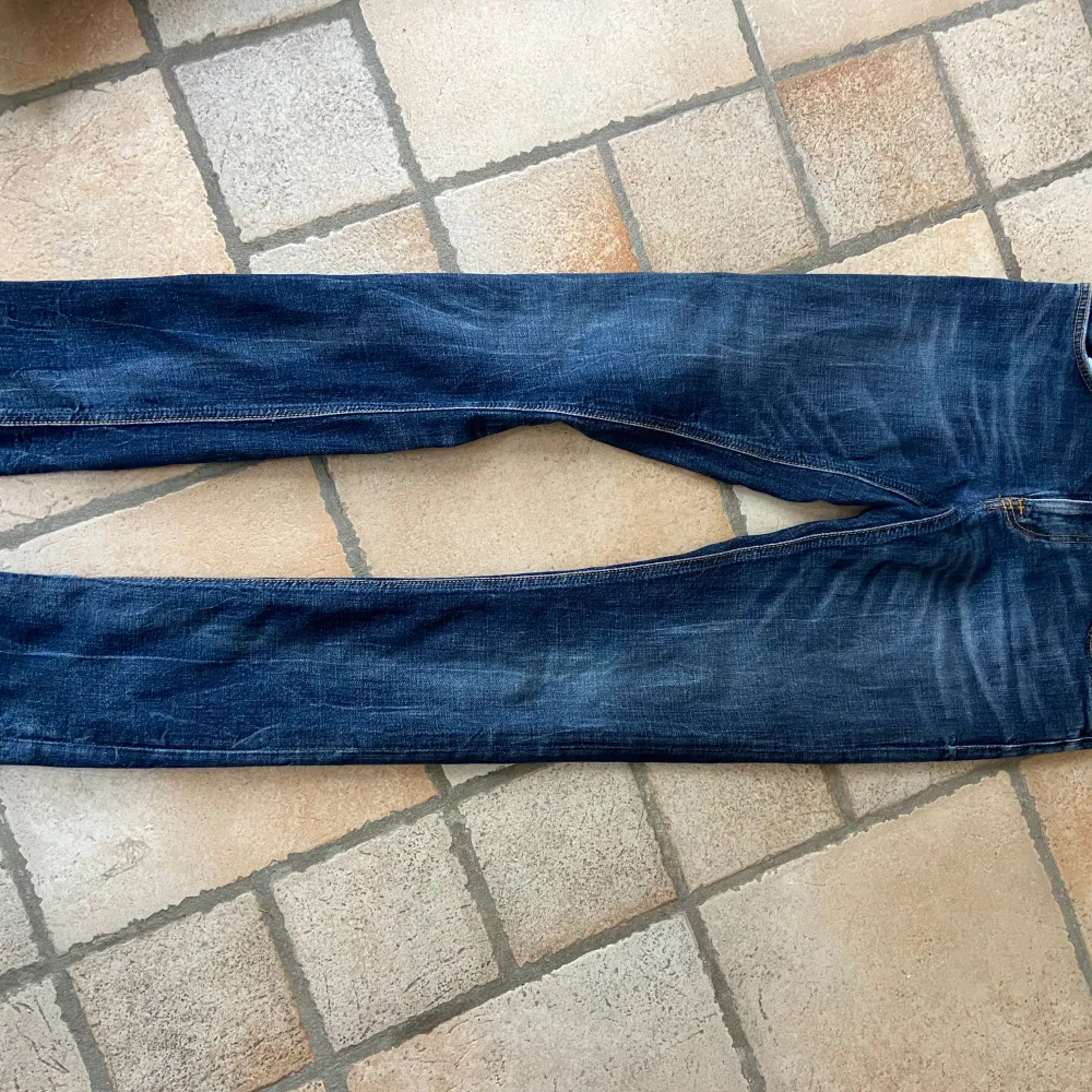 Säljer ett par snygga blå jeans från Nudie i sprillansnytt skick. (Strl: 29, 34). Jeans & Byxor.