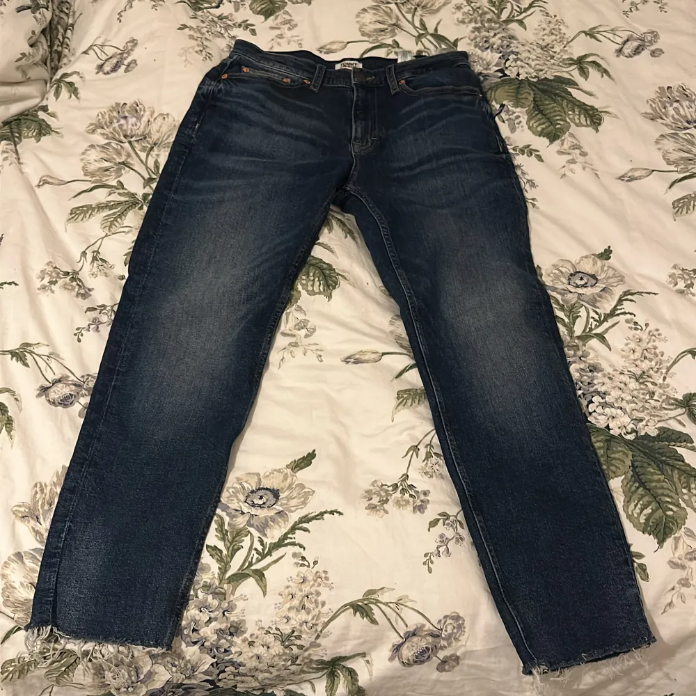 Säljer ett par snygga blå jeans från Tommy Jeans i storlek 27/30. De har en klassisk femficksdesign och är i mycket bra skick. Har du någon fundering eller något är det bara att skriva till mig!. Jeans & Byxor.