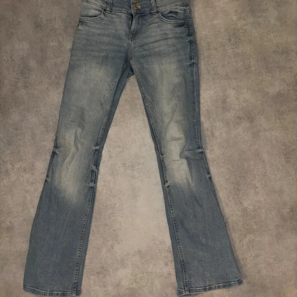 Säljer ett par snygga blå jeans från Bershka i storlek EUR 34. De har en klassisk bootcut-stil och är perfekta för både vardag och fest! Supersnygga . Jeans & Byxor.