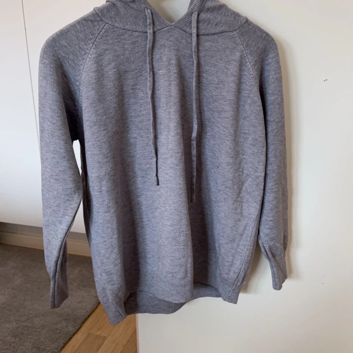 Grå hoodie i merino ull - 91