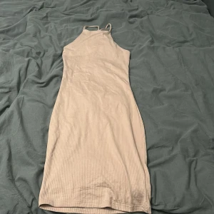 Beige tajt klänning  - En beige tajt klänning från Gina tricot. Använd få gånger 