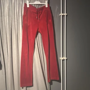 Juicy Couture byxor  - Blivit dags för mig att sälja mina juciy byxor! Super fina och är i bra skick men lite små defekter men inget som syns när man har på sig dom! Kan skicka bild privat💗💗💗