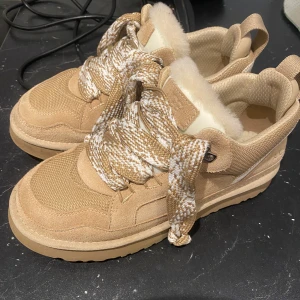 UGG lowmel sneakers sand - Säljer ett par snygga och varma sneakers från UGG i färgen sand. De har tjocka snören i vitt och beige mönster, men kommer även med ett par extra snören (skriv för bild). Perfekta för höst och vinter när du vill hålla fötterna varma och stiliga. Använda men i bra skick! Kommer tyvärr inte med originalboxen, utan ett annat, därav priset💕 JAG GÅR INTE NER I PRIS