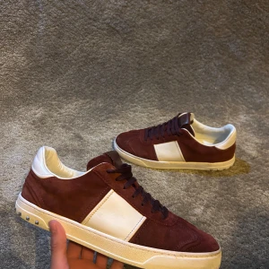 Valentino flycrew - Ett par riktigt schyssta Valentina flycrews i färgen vinröd🍷| Storleken är 42| Sanknas endast en nit!| Hör av er vid fler funderingar ✅☁️