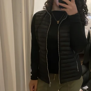 Colmar  10/10 - Säljer en snygg svart dunväst från Colmar i storlek 42. Västen har en dragkedja framtill och två praktiska fickor med dragkedjor. Perfekt för höst och vår när du vill hålla dig varm men ändå se stilren ut. Passar både till vardags och lite mer uppklädda tillfällen.