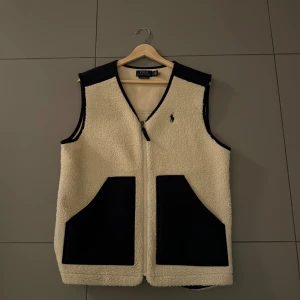 Ralph lauren fleece - Härlig och stilren fleece väst från ralph lauren Skick 9/10 Nypris 2799kr Mitt pris 1500kr Storlek S Hör av dig vid fler frågor!